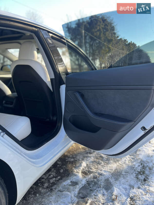 Седан Tesla Model 3 2022 в Львові