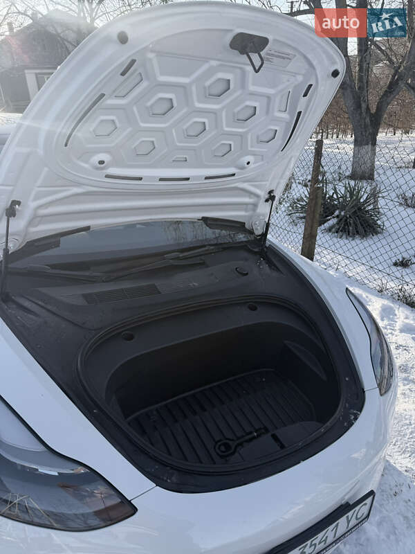 Седан Tesla Model 3 2022 в Львові