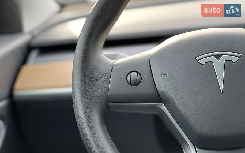 Седан Tesla Model 3 2020 в Львове