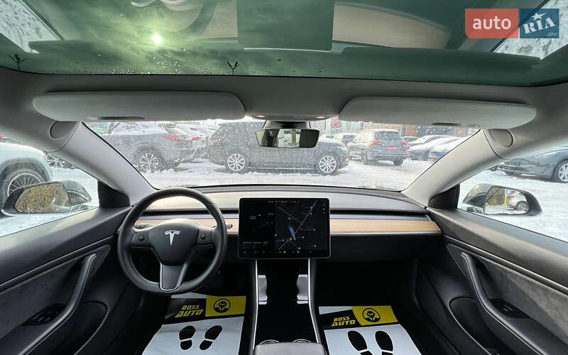 Седан Tesla Model 3 2020 в Львове