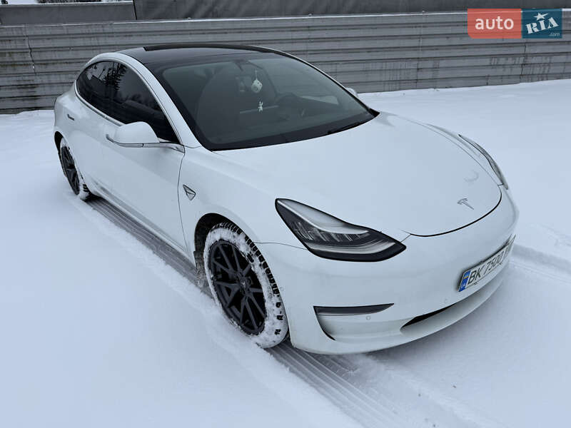 Седан Tesla Model 3 2019 в Ровно
