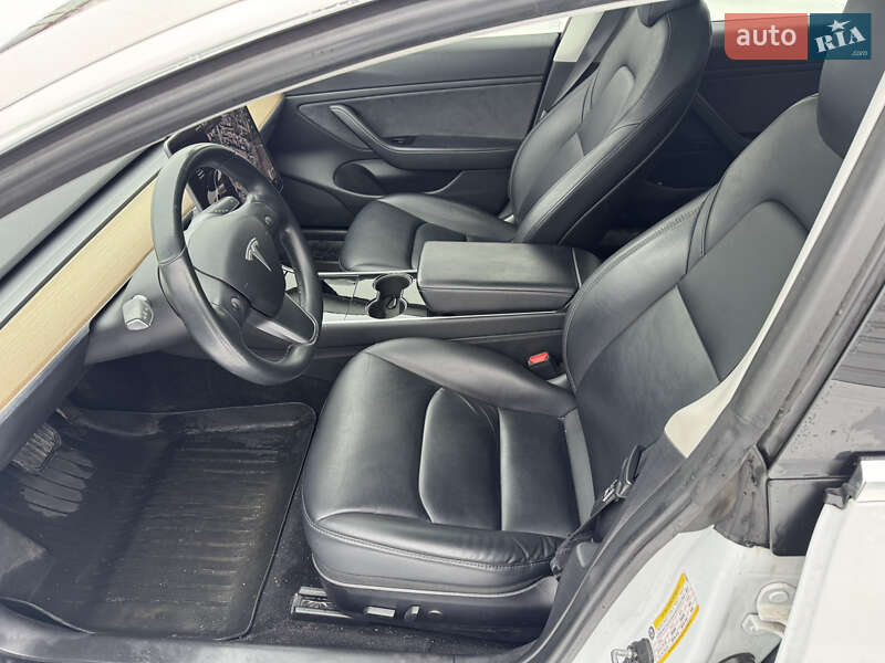 Седан Tesla Model 3 2019 в Ровно