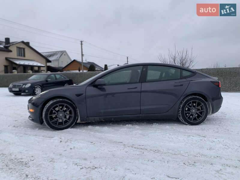 Седан Tesla Model 3 2023 в Вараше