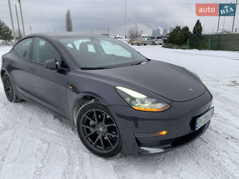 Седан Tesla Model 3 2023 в Вараше