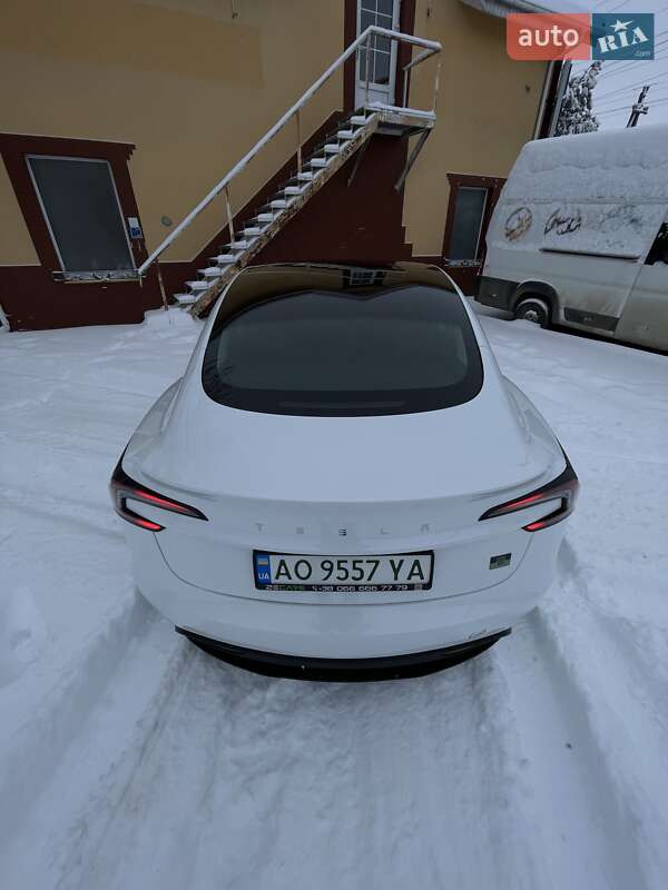 Седан Tesla Model 3 2023 в Ужгороде