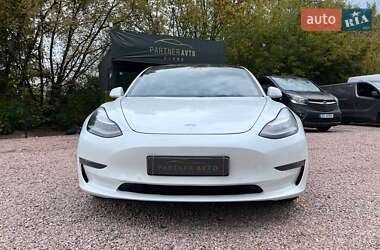 Седан Tesla Model 3 2019 в Острозі