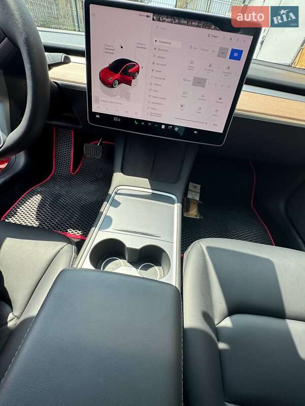 Седан Tesla Model 3 2023 в Скалаті