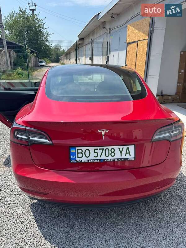 Седан Tesla Model 3 2023 в Скалаті