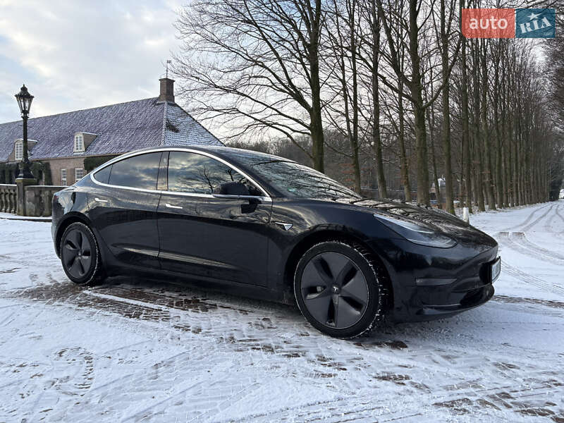 Седан Tesla Model 3 2019 в Березане
