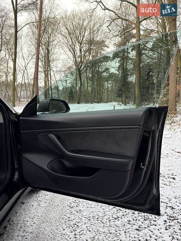 Седан Tesla Model 3 2019 в Березане