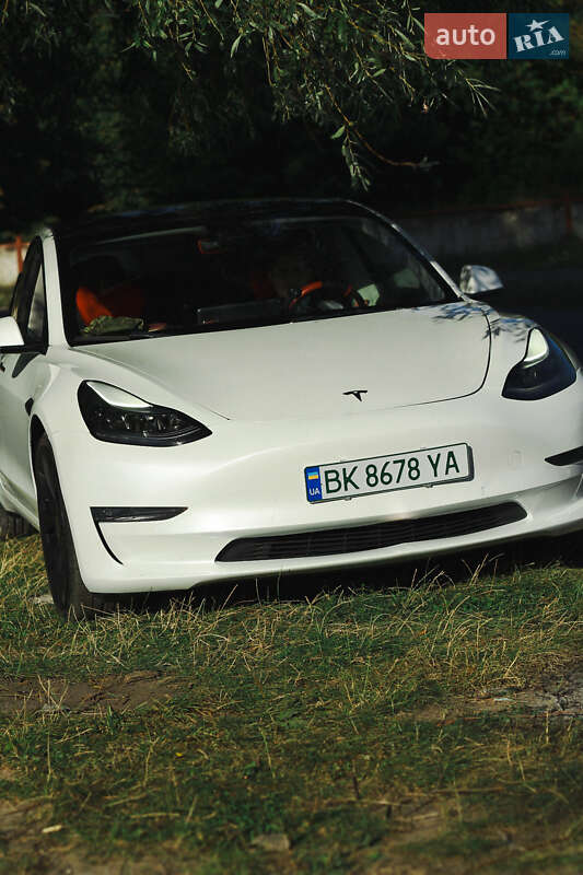 Седан Tesla Model 3 2022 в Рівному