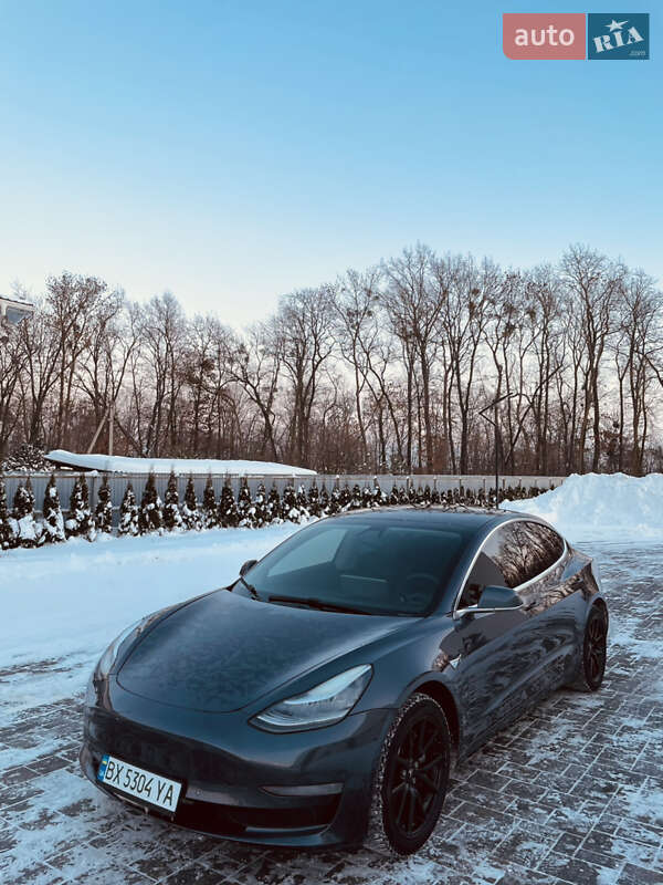 Седан Tesla Model 3 2019 в Луцке