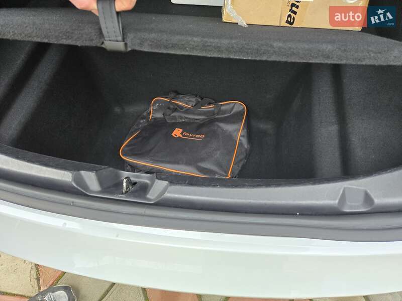 Седан Tesla Model 3 2019 в Снятине