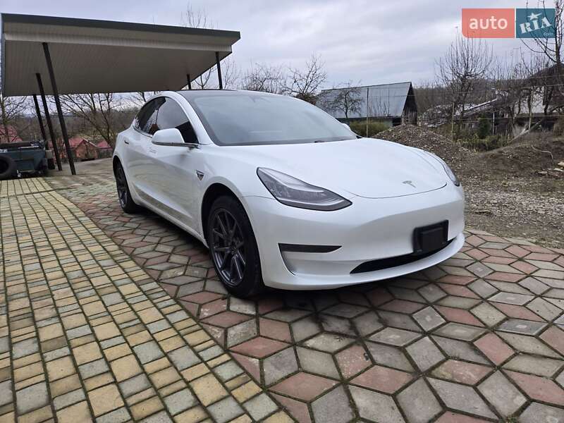 Седан Tesla Model 3 2019 в Снятине