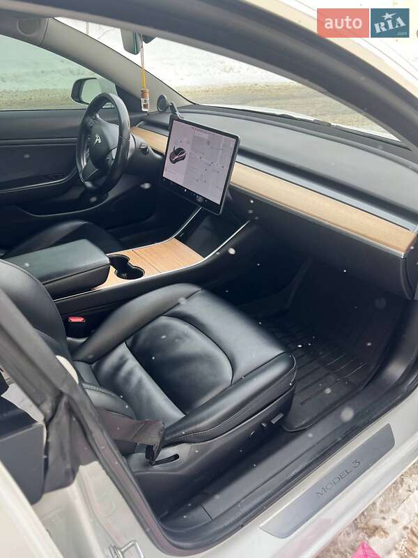 Седан Tesla Model 3 2017 в Львові