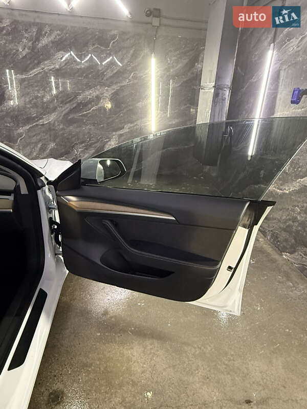 Седан Tesla Model 3 2023 в Києві