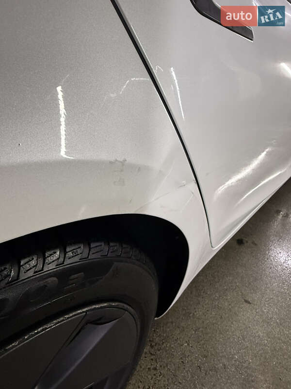 Седан Tesla Model 3 2023 в Києві