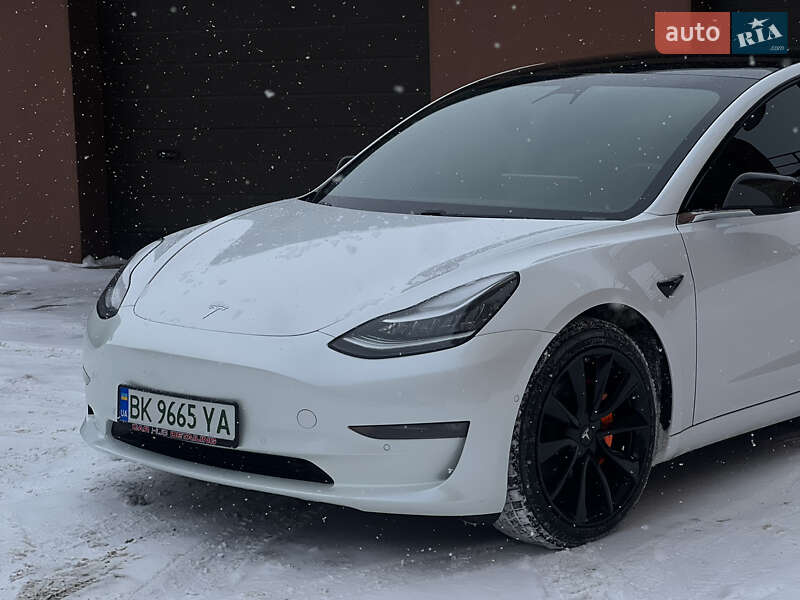 Седан Tesla Model 3 2019 в Ровно