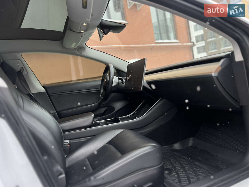 Седан Tesla Model 3 2019 в Ровно