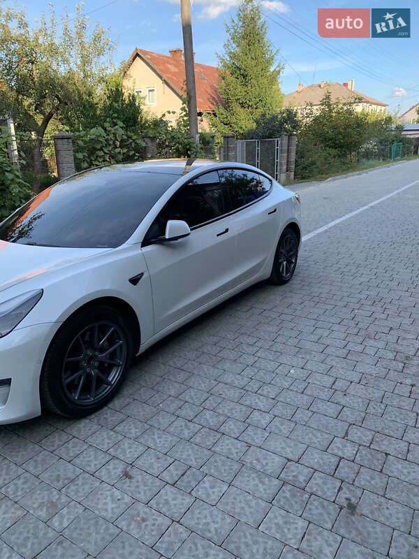 Седан Tesla Model 3 2021 в Львове