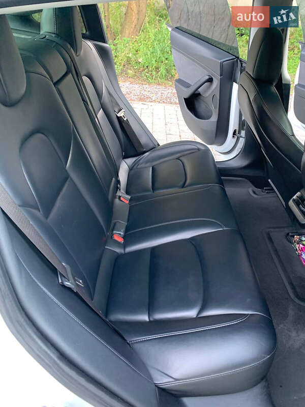 Седан Tesla Model 3 2021 в Львове