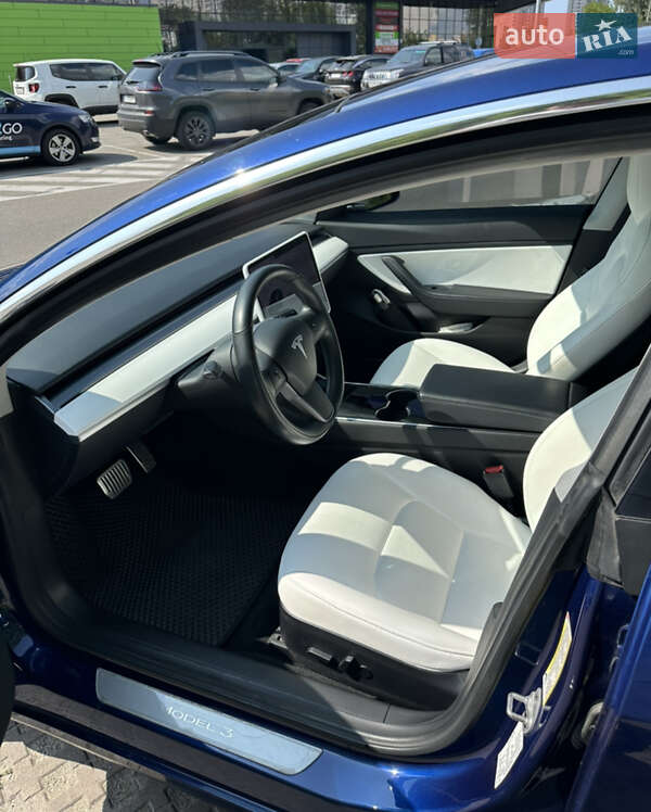 Седан Tesla Model 3 2018 в Львове