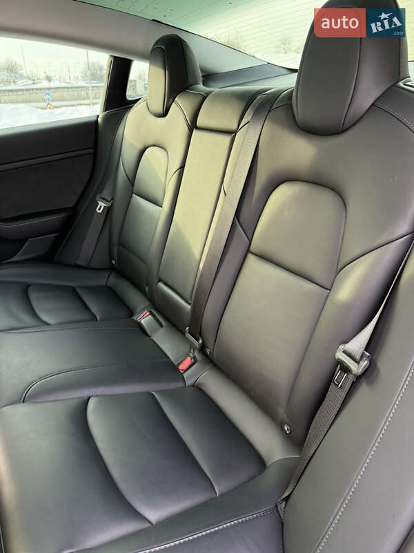 Седан Tesla Model 3 2023 в Львові