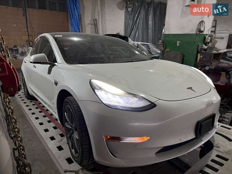 Седан Tesla Model 3 2018 в Володимирі