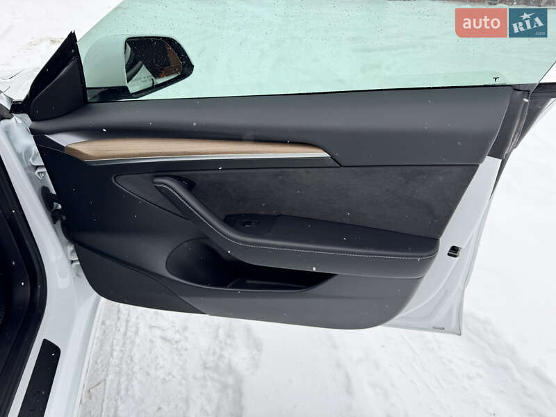 Седан Tesla Model 3 2023 в Дніпрі