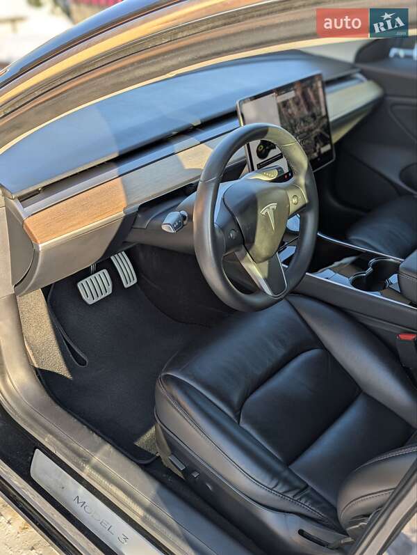 Седан Tesla Model 3 2020 в Березному