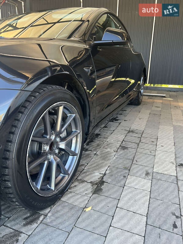 Седан Tesla Model 3 2022 в Ужгороді
