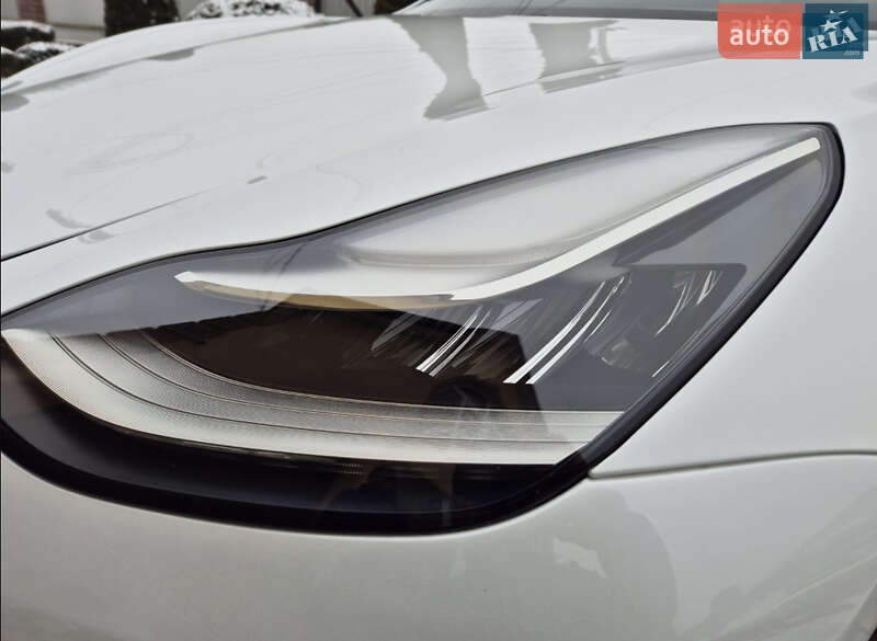 Седан Tesla Model 3 2019 в Львове