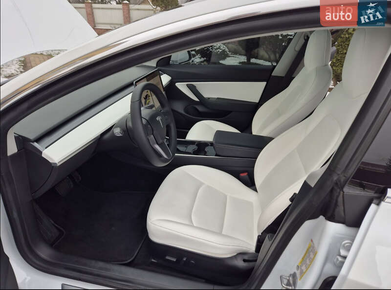 Седан Tesla Model 3 2019 в Львове