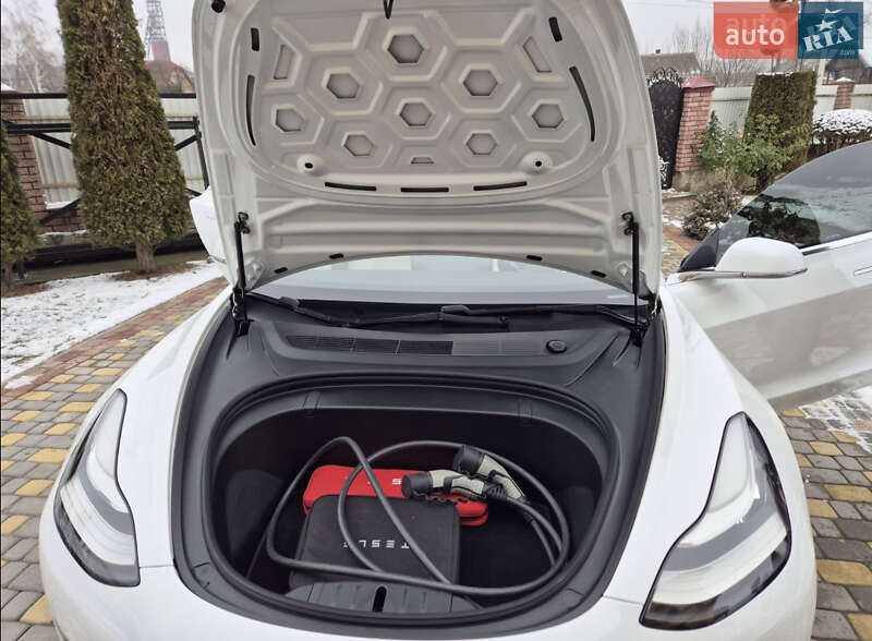 Седан Tesla Model 3 2019 в Львове