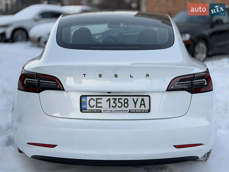 Седан Tesla Model 3 2023 в Черновцах