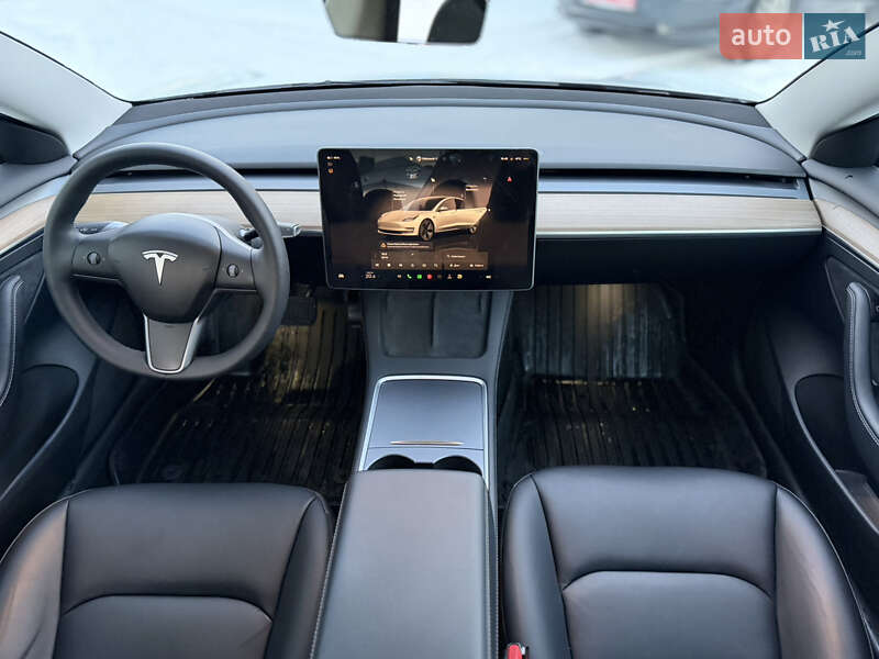 Седан Tesla Model 3 2023 в Черновцах
