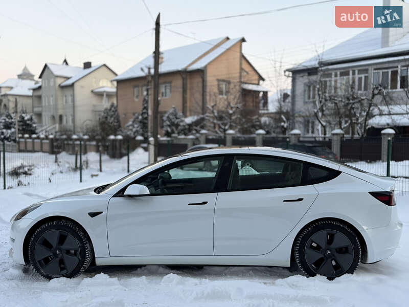 Седан Tesla Model 3 2023 в Черновцах
