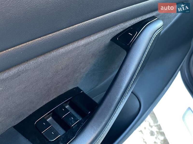 Седан Tesla Model 3 2018 в Львові