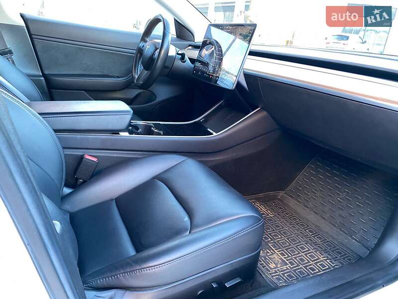 Седан Tesla Model 3 2018 в Львові