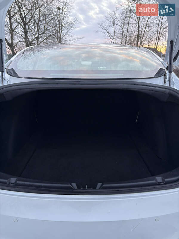 Седан Tesla Model 3 2019 в Киеве