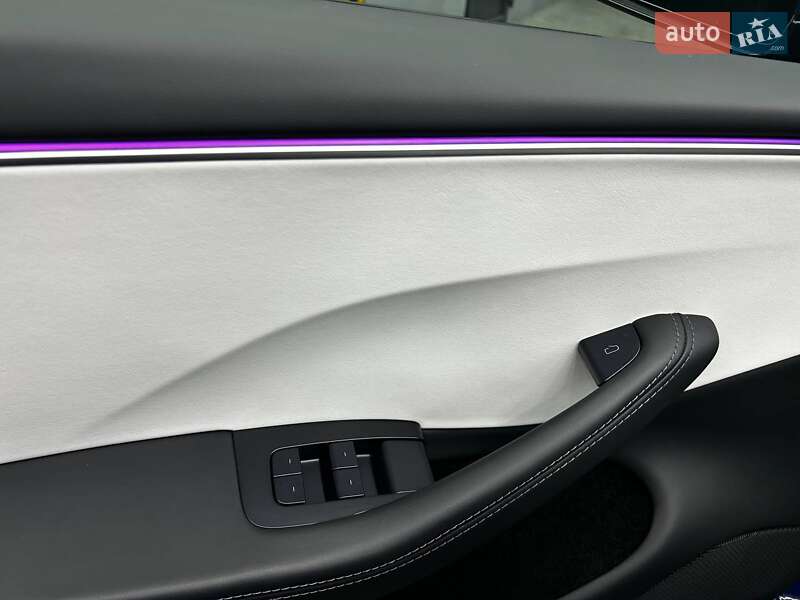 Седан Tesla Model 3 2024 в Чернівцях