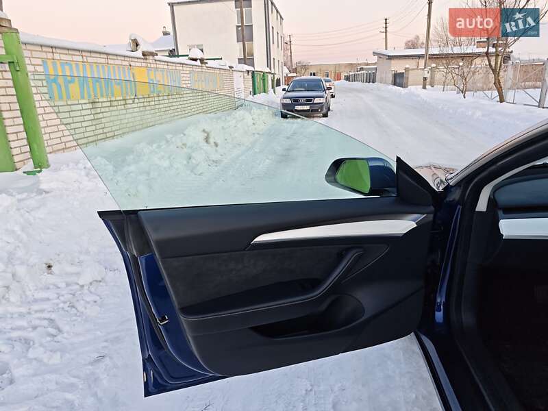 Седан Tesla Model 3 2023 в Львове