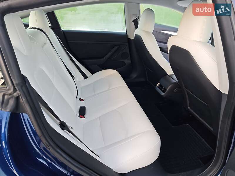 Седан Tesla Model 3 2023 в Львове
