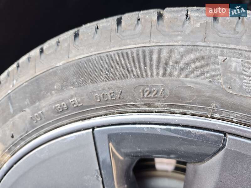 Седан Tesla Model 3 2023 в Львове