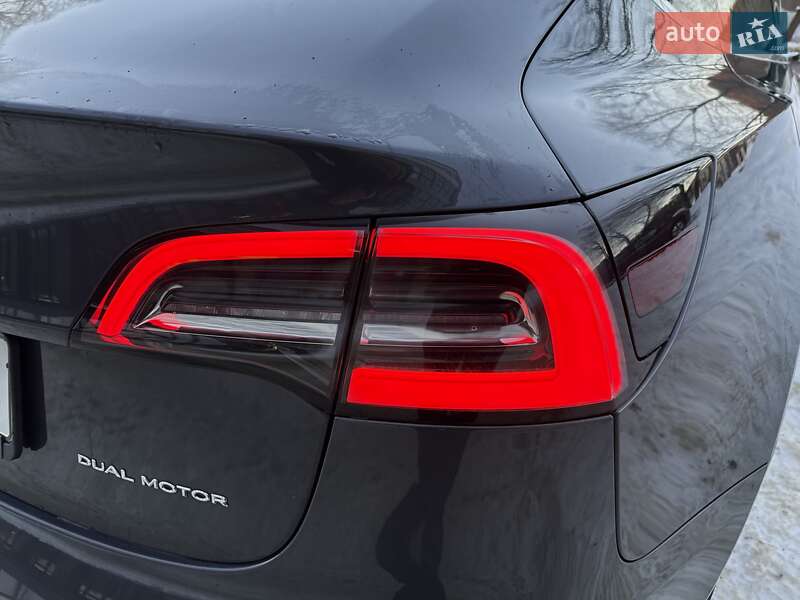 Седан Tesla Model 3 2019 в Львове