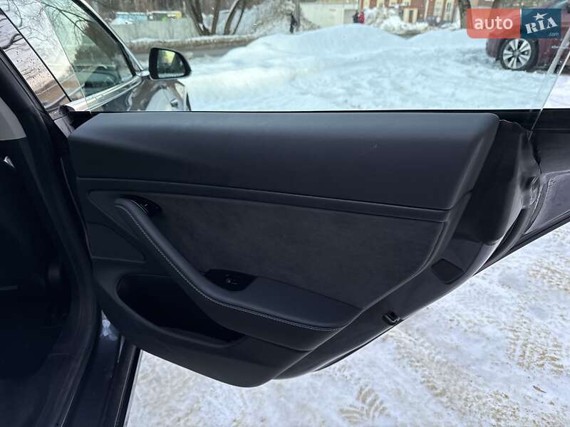 Седан Tesla Model 3 2019 в Львове