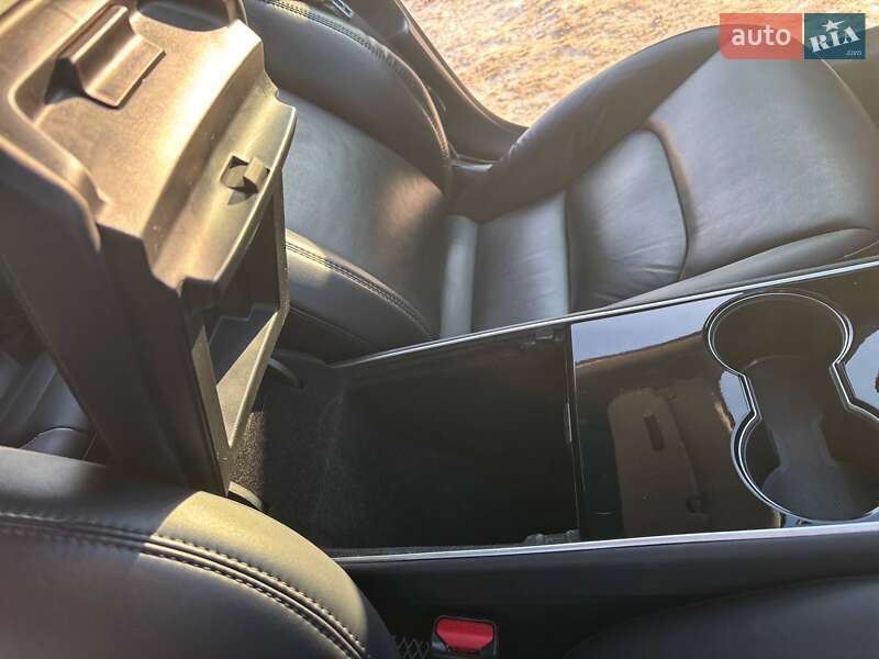 Седан Tesla Model 3 2019 в Ирпене