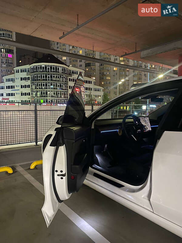 Седан Tesla Model 3 2021 в Києві