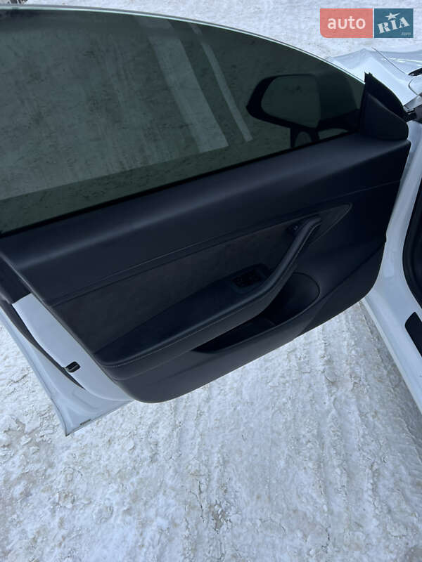 Седан Tesla Model 3 2021 в Ківерцях