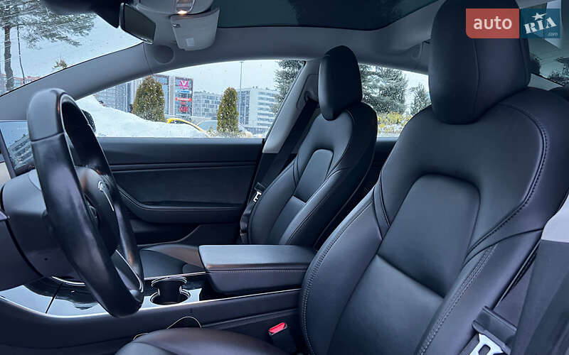 Седан Tesla Model 3 2019 в Львові